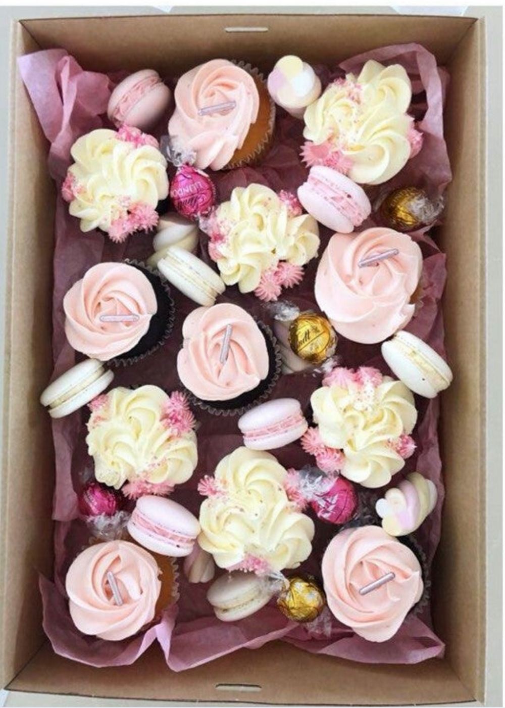 Cupcakes & macarons box