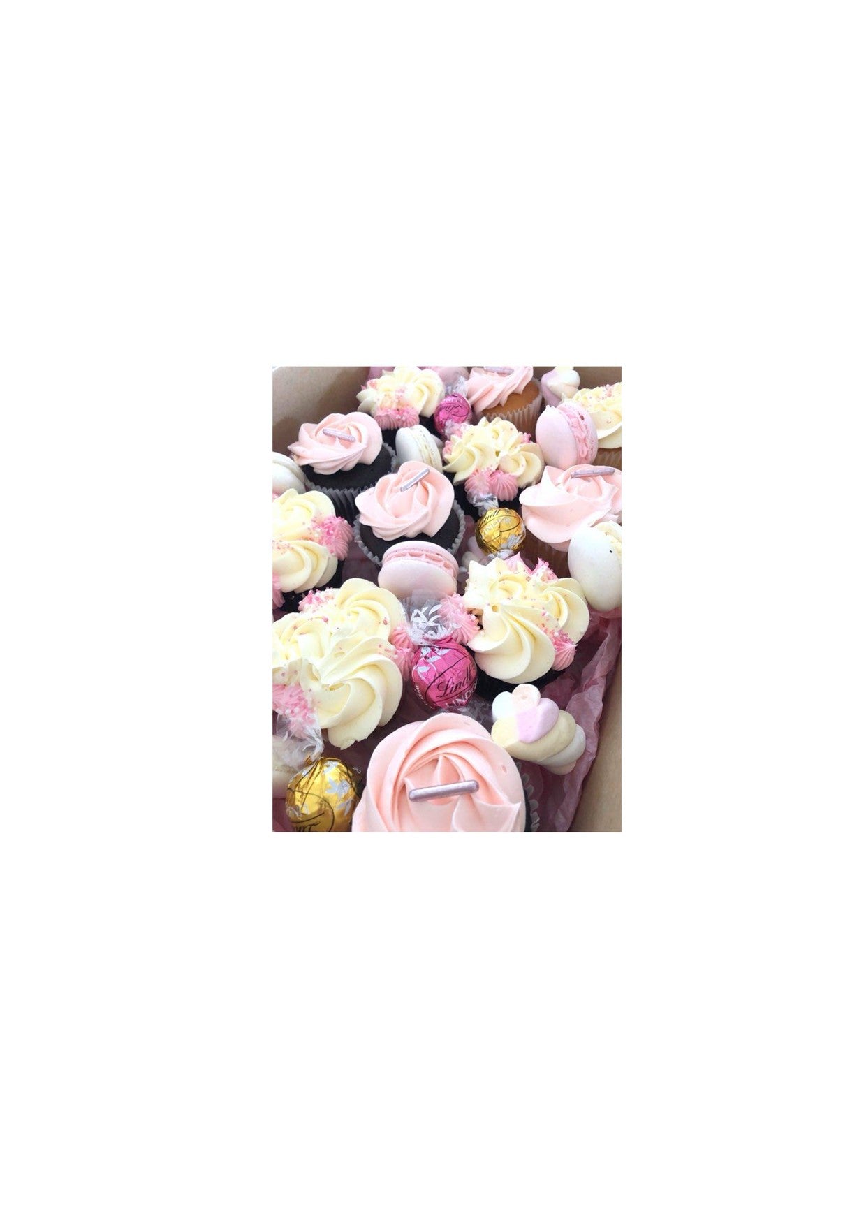 
                  
                    Cupcakes & macarons box
                  
                
